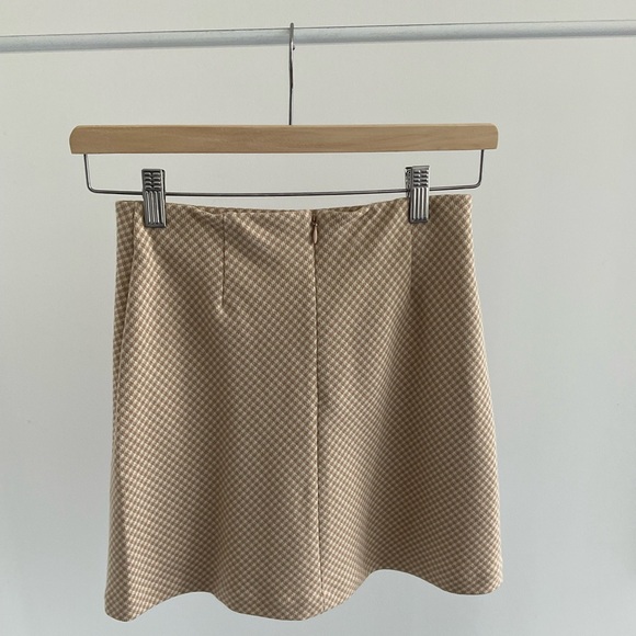 Aritzia Wilfred Checkered Mini Skirt in beige tan pattern with stretch waist - Picture 3 of 9